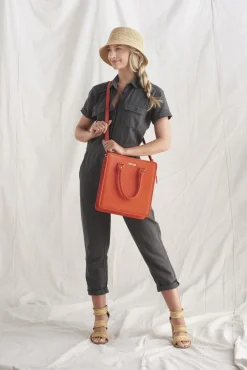 Elsa Satchel><noscript><img width=
